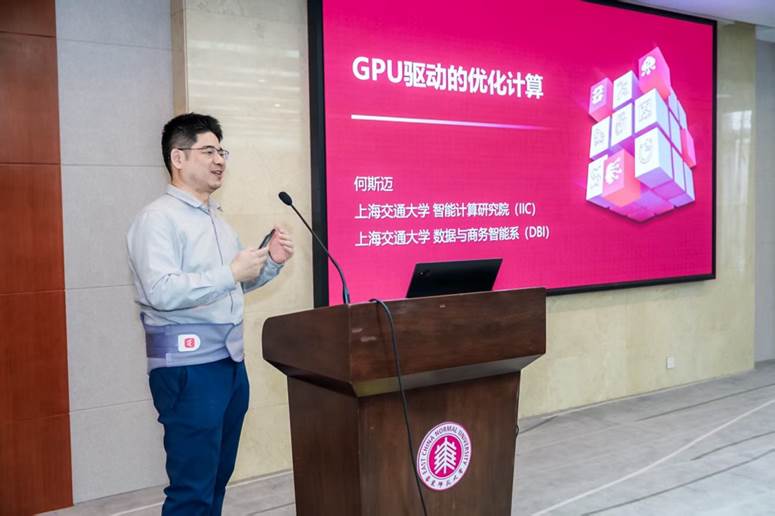 人站在电视前
AI 生成的内容可能不正确。